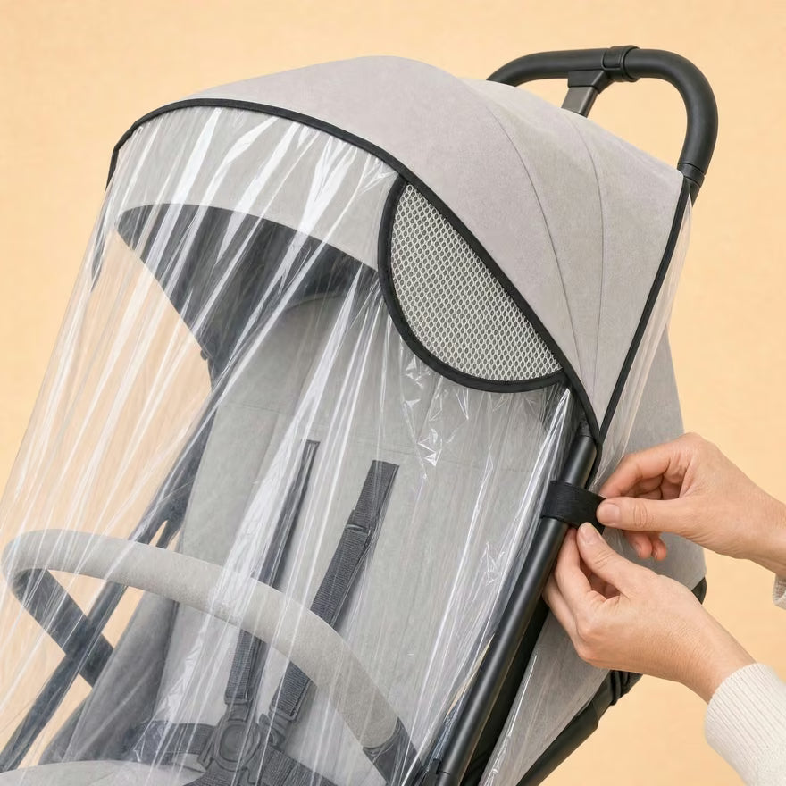 Une sangle velcro noire de la housse pressée entre les doigts