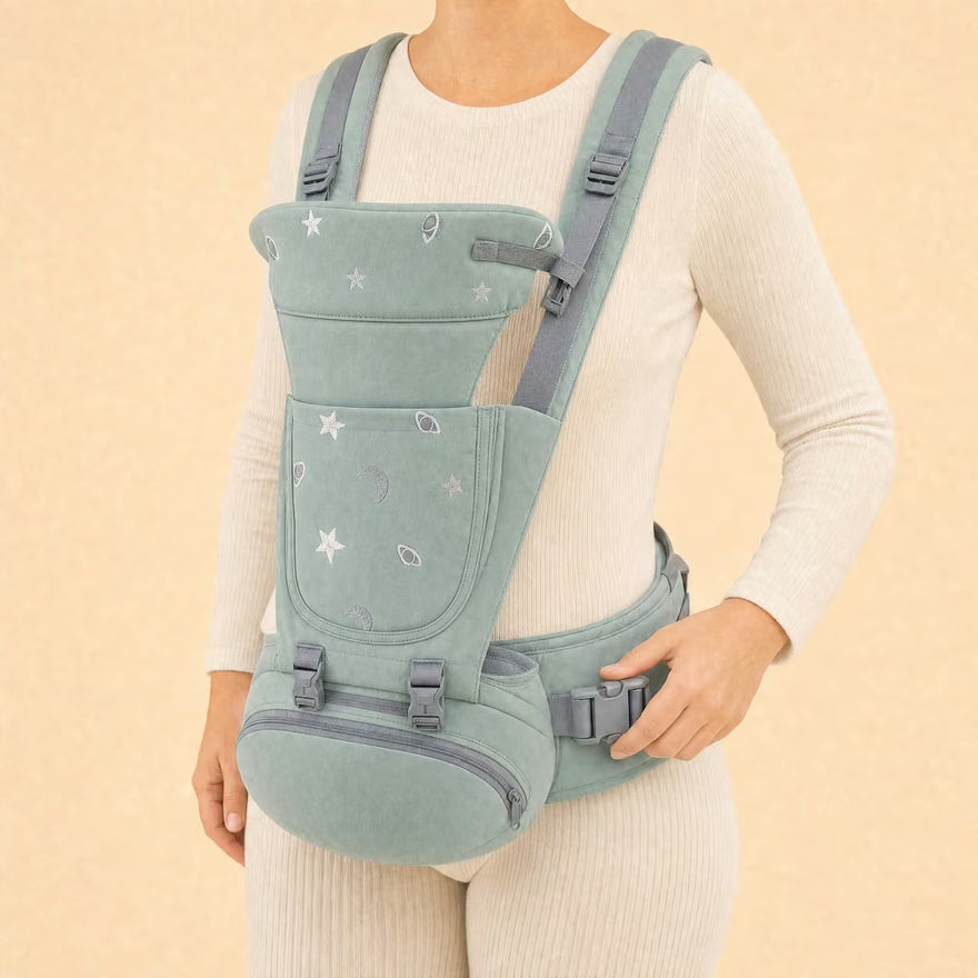 La large boucle clipsée de la ceinture du Porte-Câlin, en gros plan