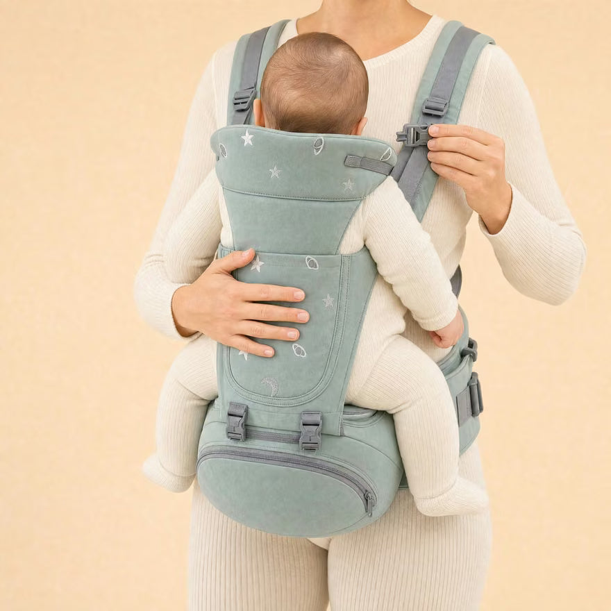 Les bretelles du Porte-Câlin attachées, l'appui-tête moelleux entoure bébé