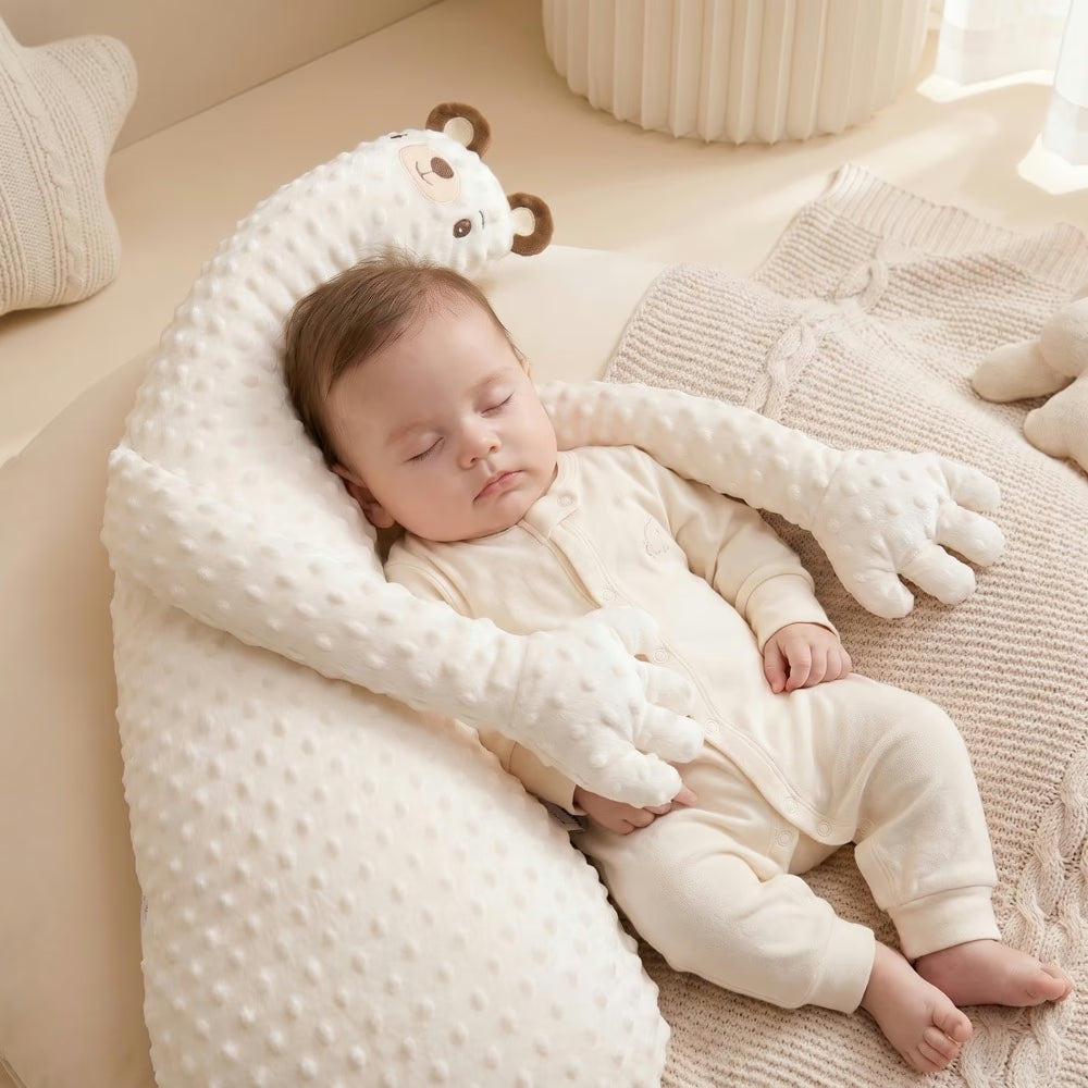 Bébé câlinant le compagnon ours crème