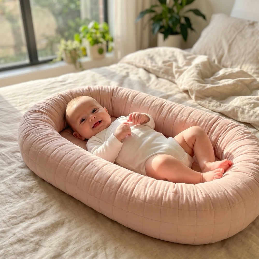 Bébé éveillé dans le nid cocon