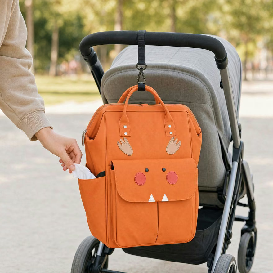 Une main sort une lingette par la poche latérale du sac