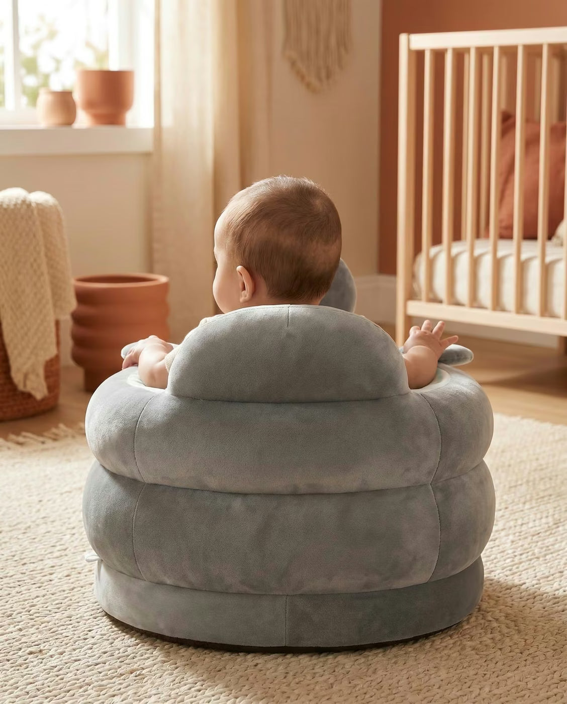 Bébé assis dans son transat